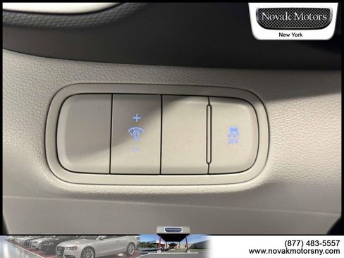 Used 2025 Hyundai Venue SEL FWD image 17