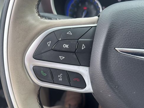 Used 2017 Chrysler Pacifica Limited FWD image 32
