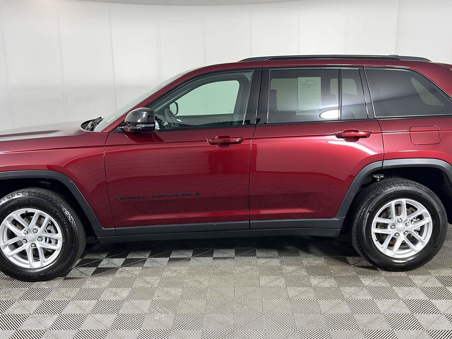 Used 2024 Jeep Grand Cherokee Altitude AWD/4WD image 23