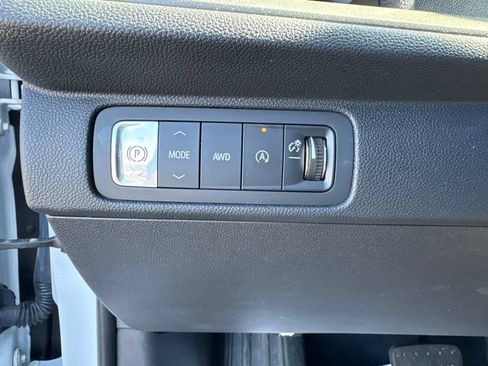 Used 2025 Chevrolet Traverse LT AWD/4WD image 28
