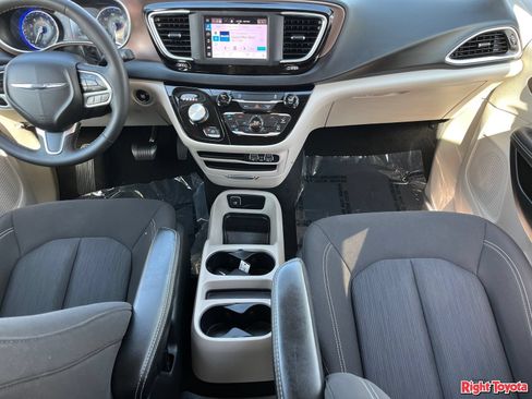 Used 2023 Chrysler Voyager LX FWD image 17
