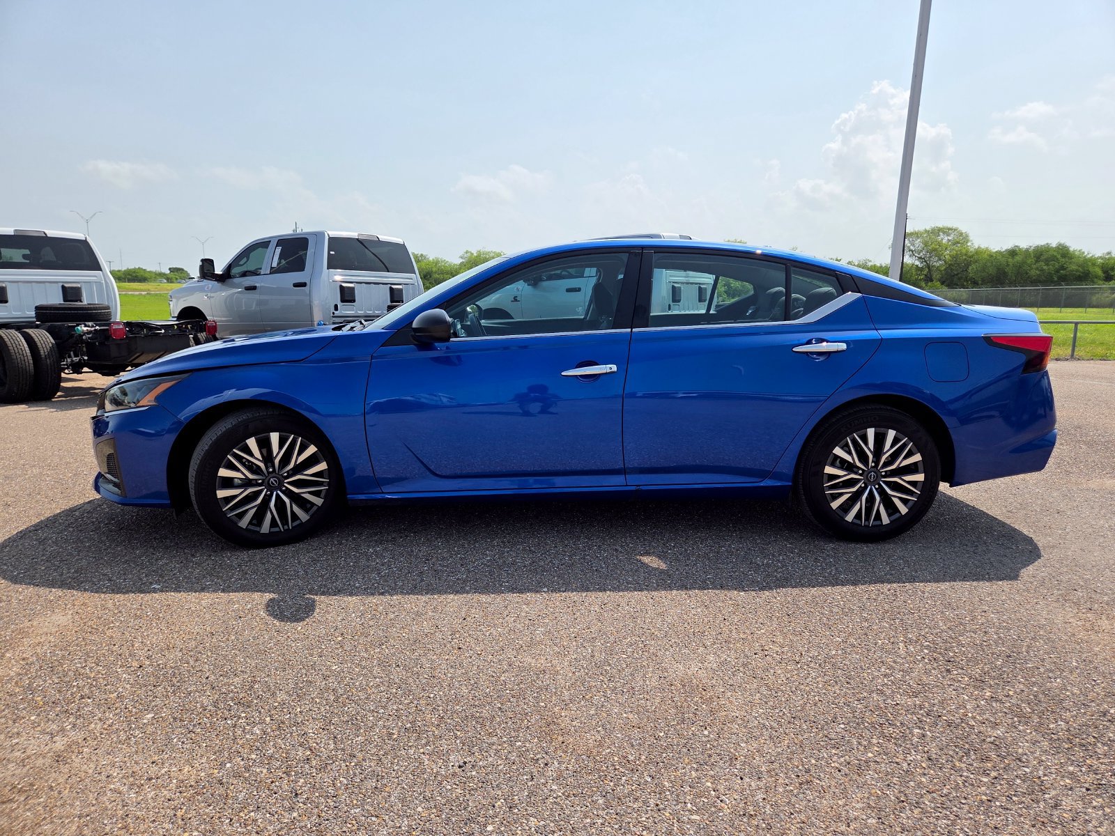 Used 2025 Nissan Altima 2.5 SV FWD image 4