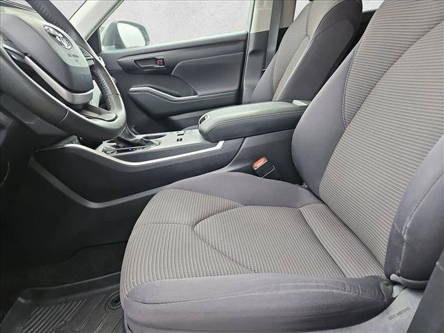 Used 2025 Toyota Highlander LE FWD image 16