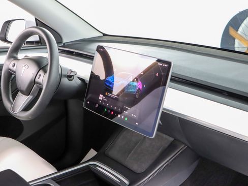 Used 2025 Tesla Model Y Long Range image 24