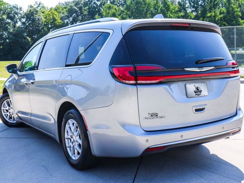 Used 2021 Chrysler Pacifica Touring-L FWD image 16
