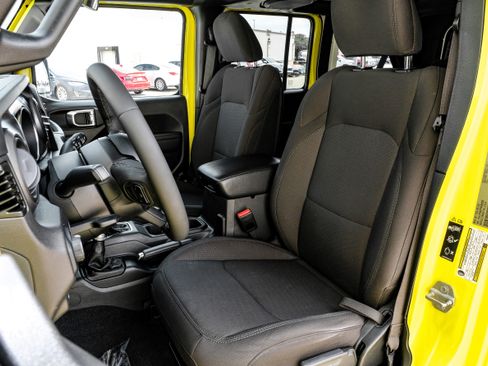 Used 2023 Jeep Wrangler Unlimited image 32