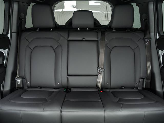New 2026 Land Rover Defender 110 X-Dynamic SE AWD/4WD image 17