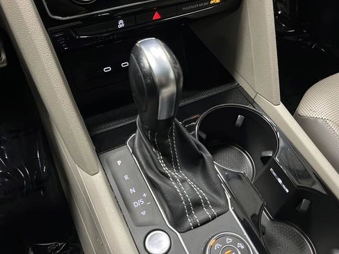 Used 2021 Volkswagen Atlas SEL Premium image 19