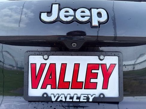 Used 2017 Jeep Grand Cherokee Laredo AWD/4WD image 19