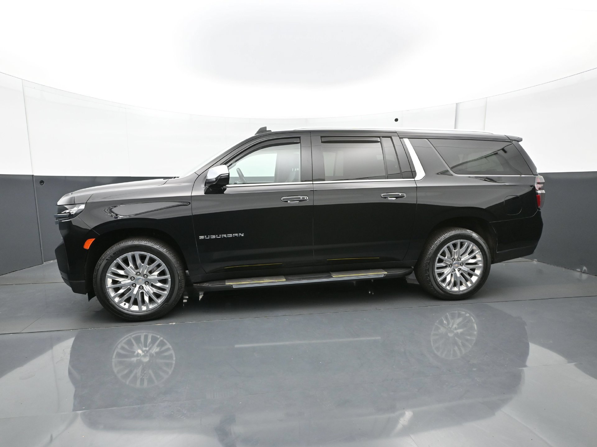 Used 2023 Chevrolet Suburban Premier AWD/4WD image 3