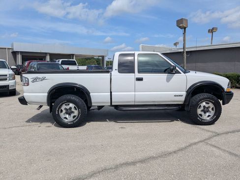 Used 2001 Chevrolet S10 Pickup 4x4 Extended Cab w/ Preferred Equipment Group image 3