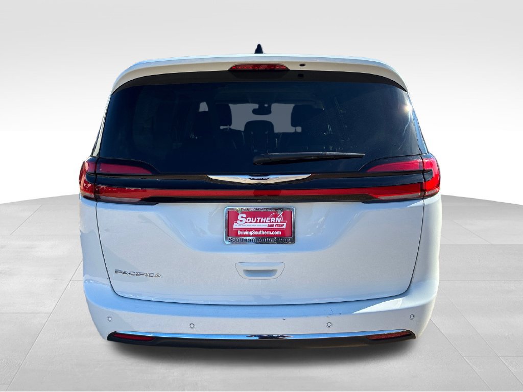 Used 2024 Chrysler Pacifica Touring-L FWD image 4