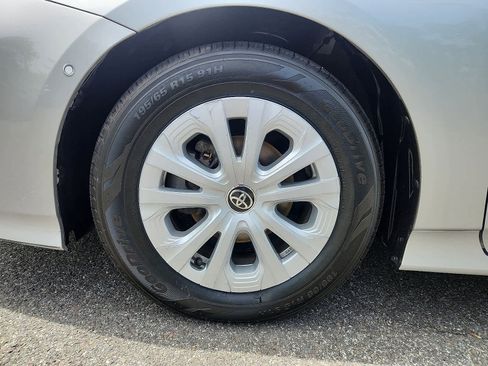 Certified 2022 Toyota Prius LE image 9