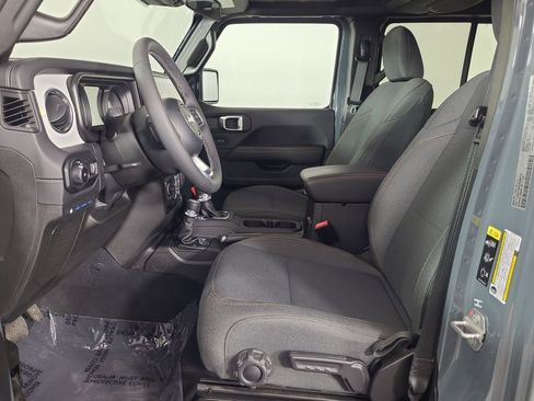 Used 2025 Jeep Wrangler Unlimited Sahara AWD/4WD image 18