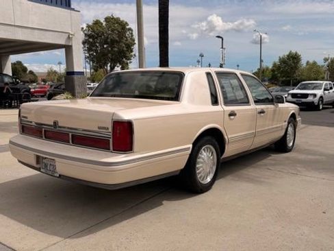 Used 1995 Lincoln Town Car Cartier RWD image 3