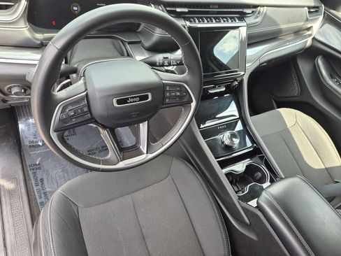 Used 2023 Jeep Grand Cherokee Laredo AWD/4WD image 9