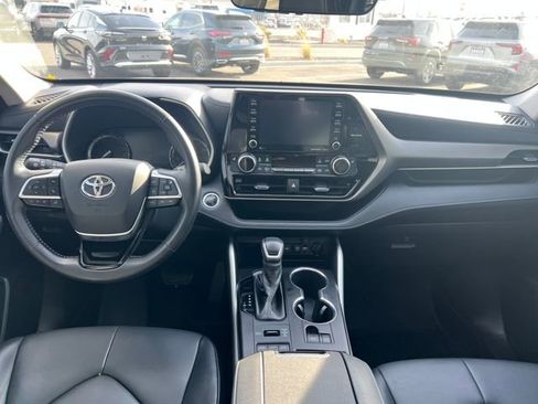 Used 2020 Toyota Highlander XLE image 9