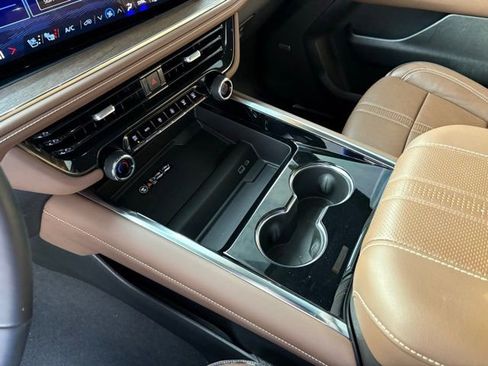 Used 2025 Chevrolet Tahoe High Country image 21