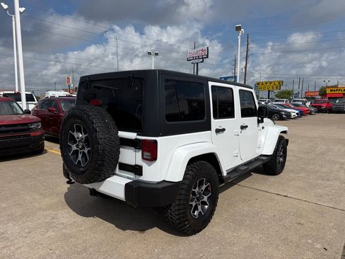 Used 2016 Jeep Wrangler Unlimited Sahara w/ Dual Top Group AWD/4WD image 9