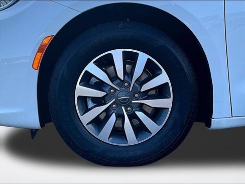 Used 2022 Chrysler Pacifica Touring-L FWD image 10