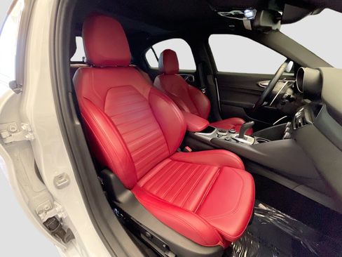 Used 2023 Alfa Romeo Giulia Veloce RWD image 19