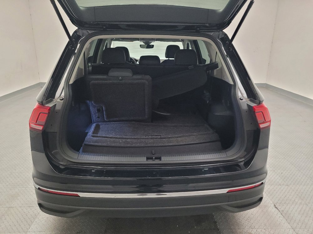 Used 2023 Volkswagen Tiguan SE w/ Panoramic Sunroof Package FWD image 29