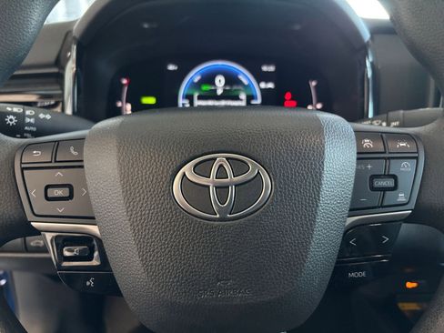 Used 2025 Toyota Camry LE image 32