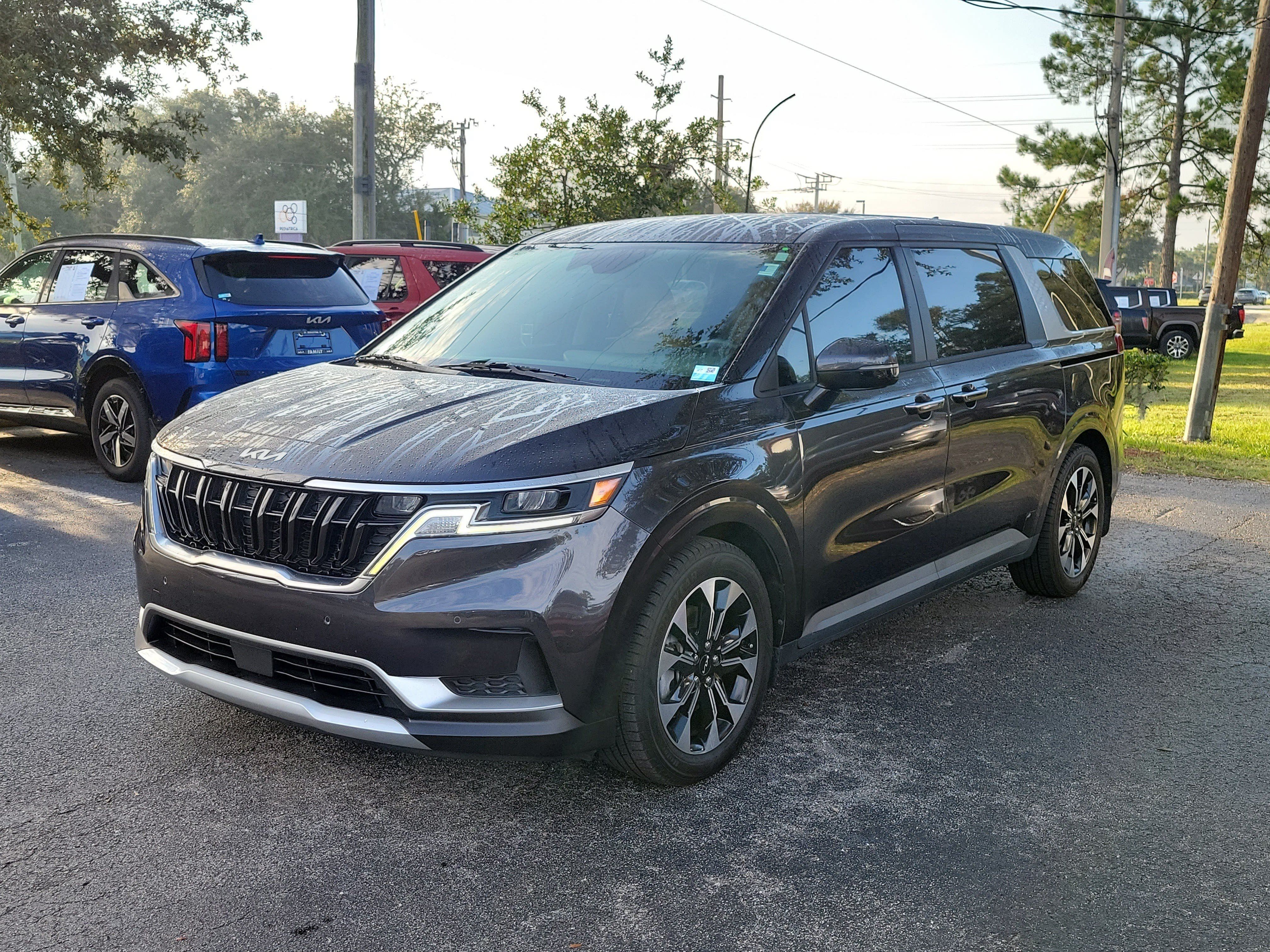 Certified 2023 Kia Carnival EX FWD image 3