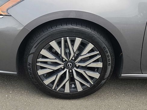 Used 2024 Nissan Altima 2.5 SV FWD image 8
