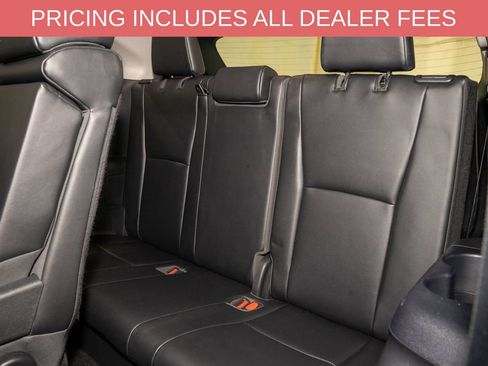 Used 2022 Toyota Highlander XLE AWD/4WD image 11