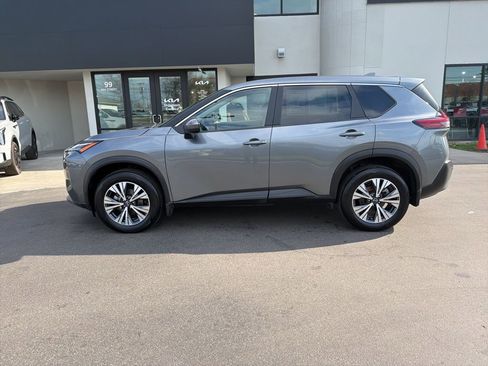 Used 2023 Nissan Rogue SV image 2