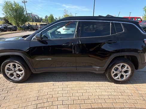 Used 2025 Jeep Compass Latitude image 11