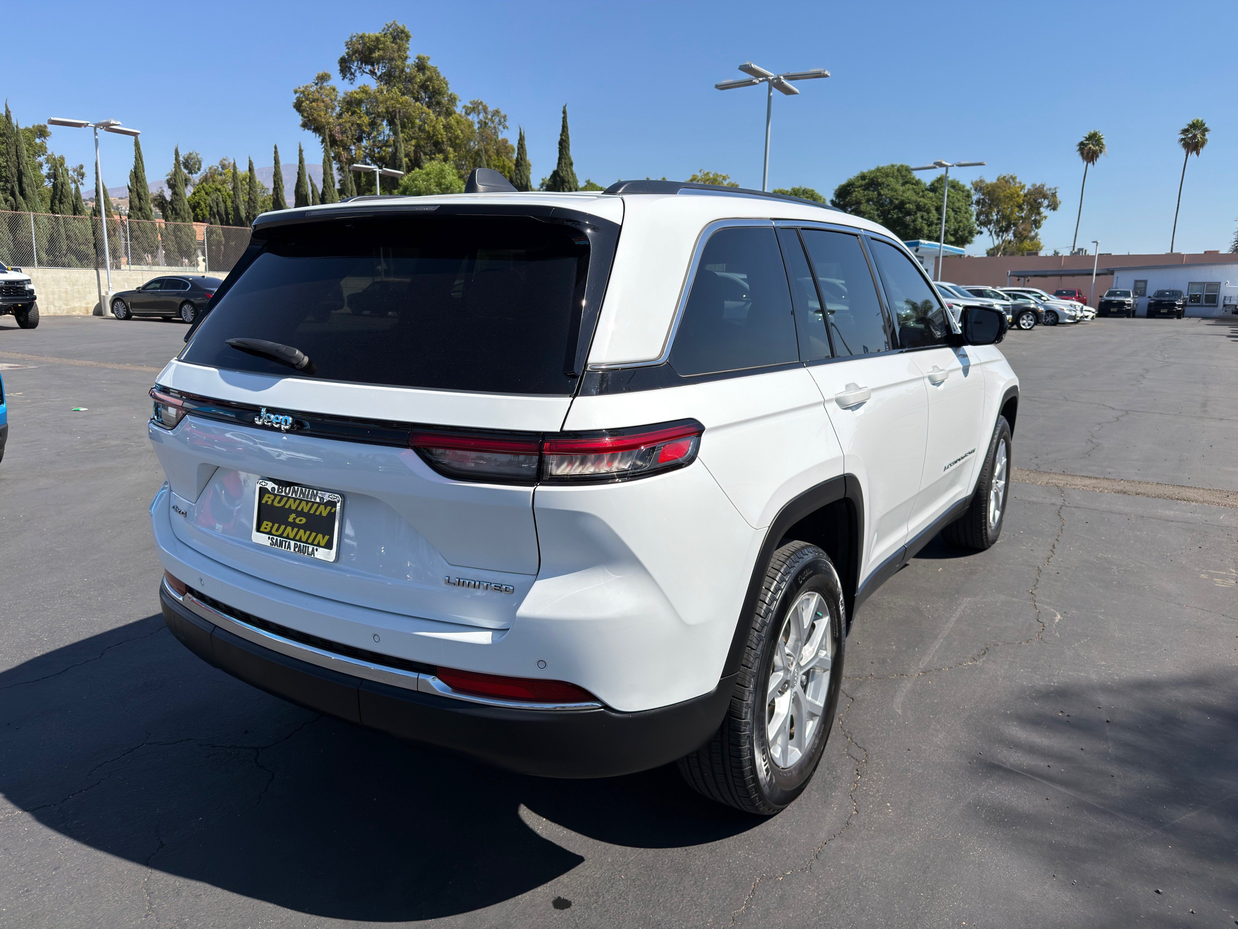 Used 2023 Jeep Grand Cherokee Limited w/ Trailer Tow Prep Group (B) AWD/4WD image 8