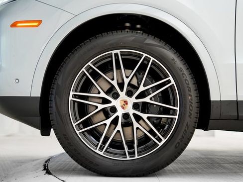 Certified 2025 Porsche Cayenne AWD/4WD image 27