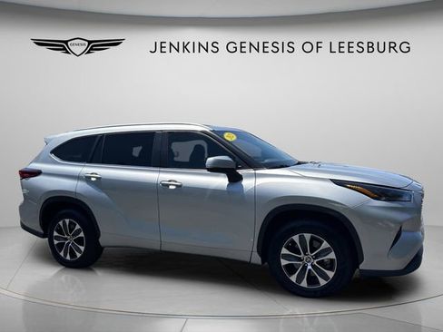 Used 2023 Toyota Highlander XLE FWD image 1