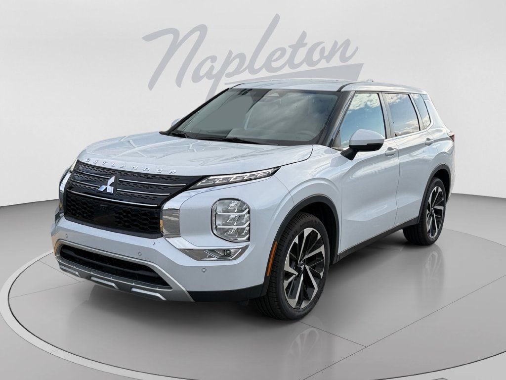 Used 2023 Mitsubishi Outlander SE FWD image 1