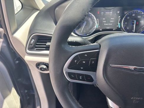 Used 2023 Chrysler Pacifica Touring-L FWD image 17