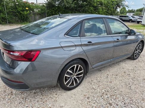 Used 2025 Volkswagen Jetta SE FWD image 3