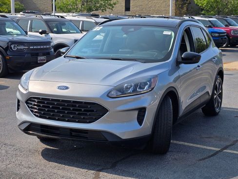 Used 2022 Ford Escape SE w/ SE Sport Appearance Package image 3