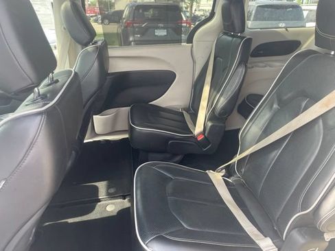Used 2023 Chrysler Pacifica Limited FWD image 8