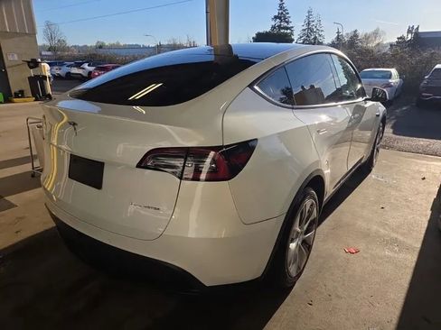 Used 2020 Tesla Model Y Long Range image 2