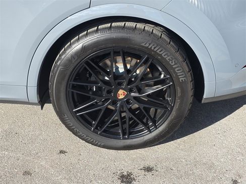 Used 2025 Porsche Cayenne image 11