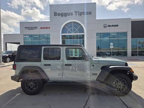 Used 2024 Jeep Wrangler Unlimited Sport AWD/4WD image 2