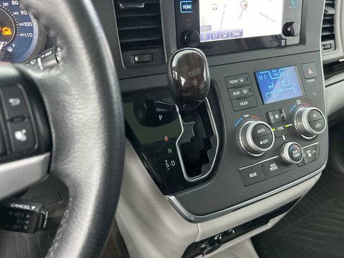 Used 2017 Toyota Sienna XLE image 22