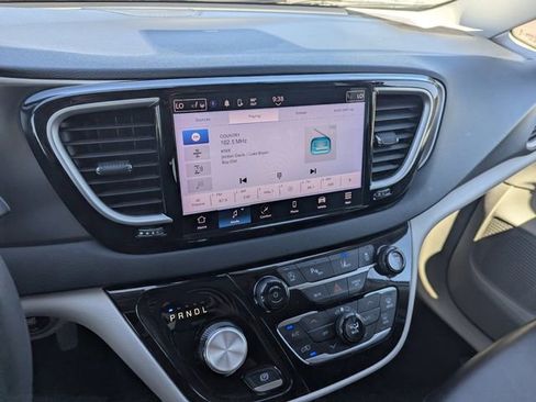 Used 2023 Chrysler Pacifica Touring-L image 25