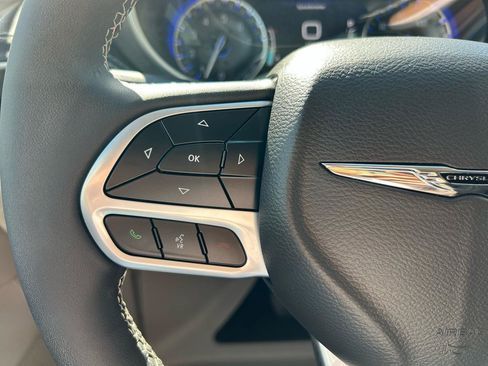 Used 2022 Chrysler Pacifica Touring-L FWD image 29