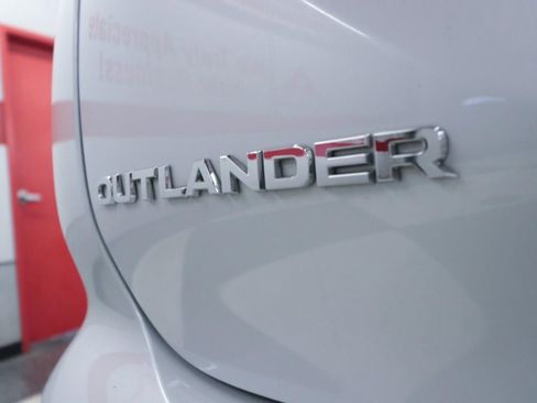 Used 2024 Mitsubishi Outlander SE image 33