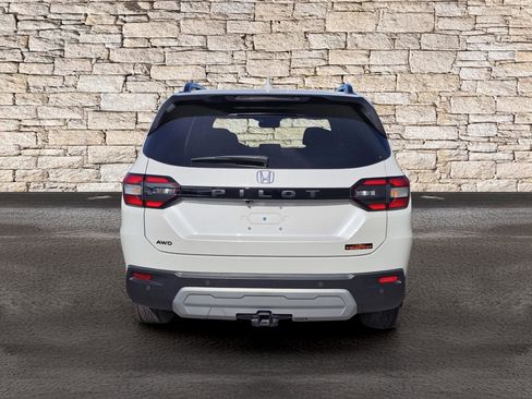 Used 2025 Honda Pilot TrailSport image 7