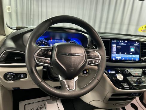 Used 2024 Chrysler Pacifica Touring-L image 15
