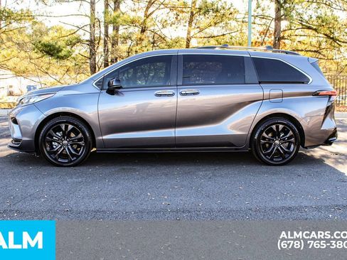 Used 2022 Toyota Sienna XSE image 7